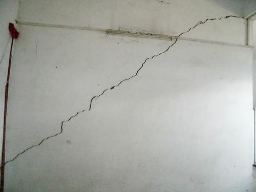 農(nóng)村自建房墻出現(xiàn)了裂縫。為什么？